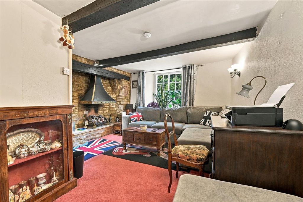 Property photo 2 of 16 2_Saint_Osyths_Lane_Oundle_Peterborough_Pe8_4Bg_Ds