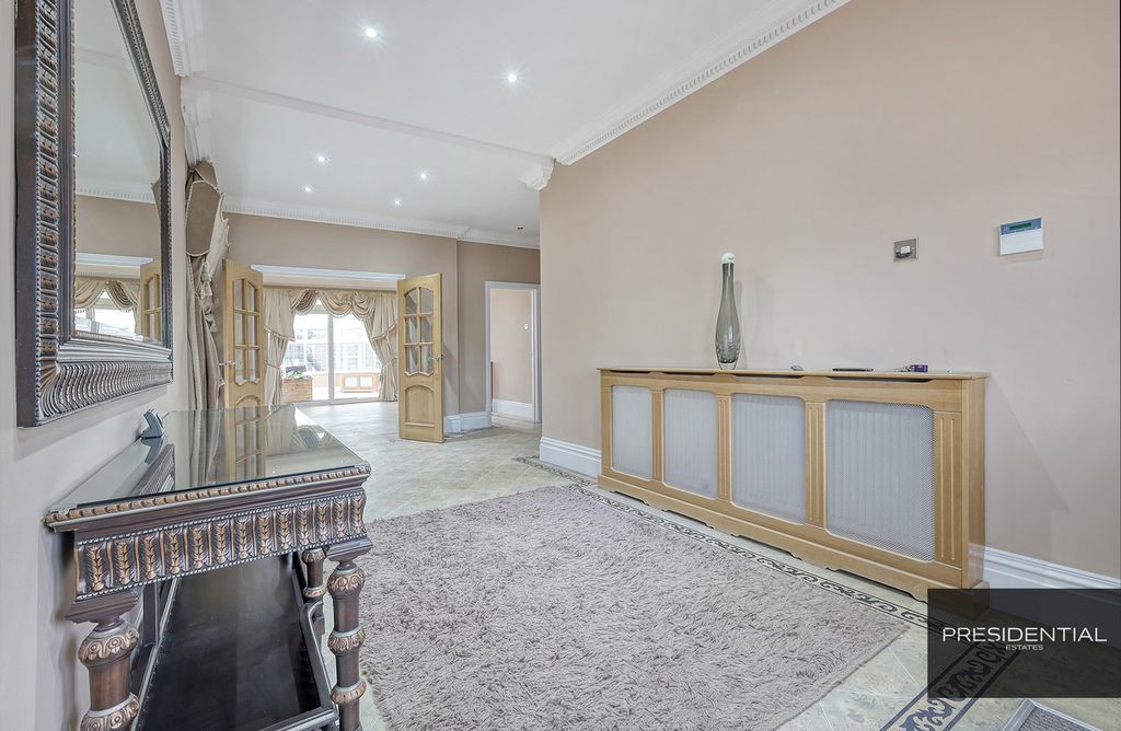 Property photo 2 of 39