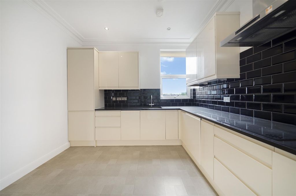 Property photo 2 of 15 Newly Firrted Eat In Kitchen