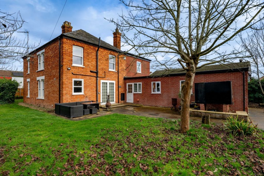 Property photo 2 of 28