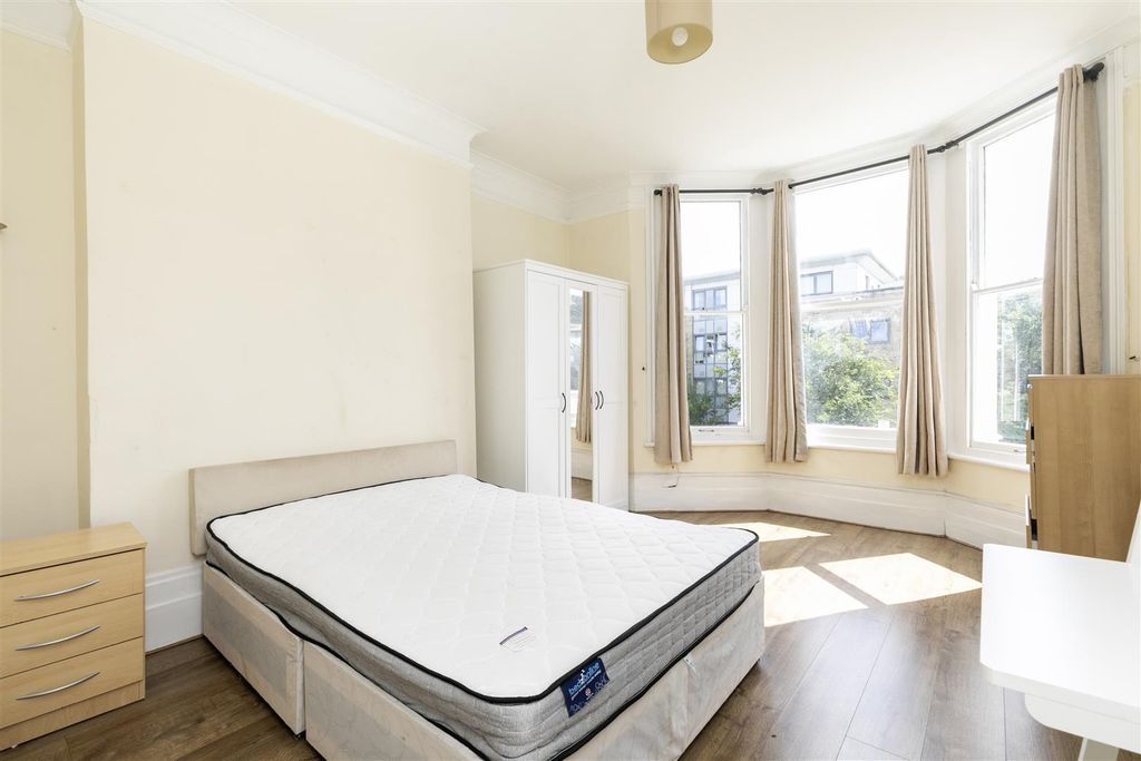 Property photo 1 of 12 Flat B, 481 Caledonian Road -7.Jpg