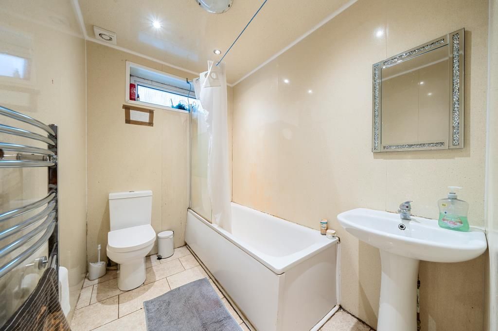 Property photo 3 of 10 Bathroom