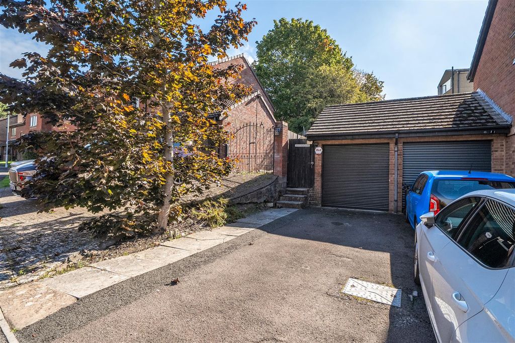 Property photo 2 of 19 Garage