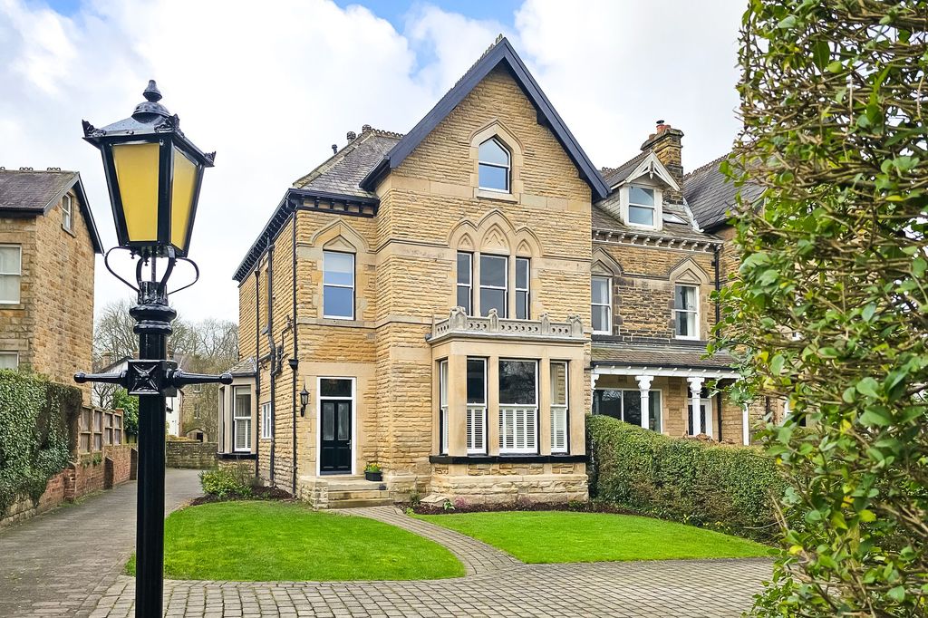 Property photo 3 of 35