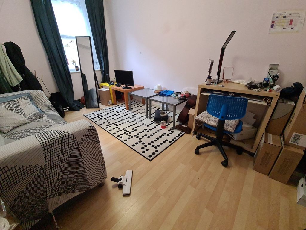 Property photo 1 of 5 Bright, Tidy Bedroom With Wood-Effect Flooring, A ...