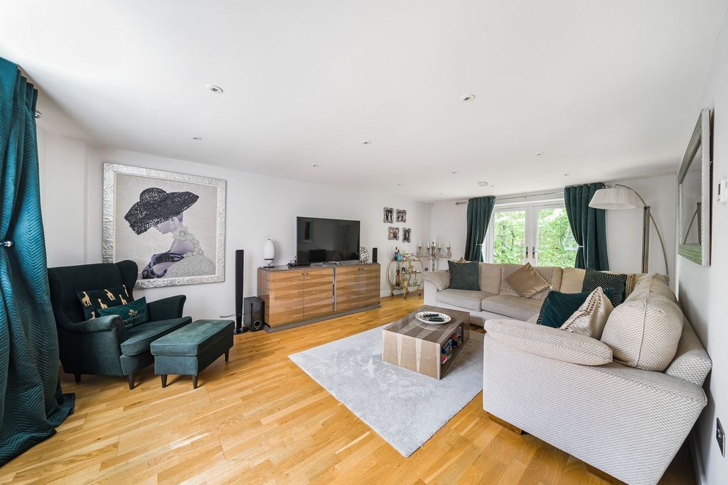 4 bed detached house for saleCedar View, 20B Picket Piece, Andover SP11 photo 4