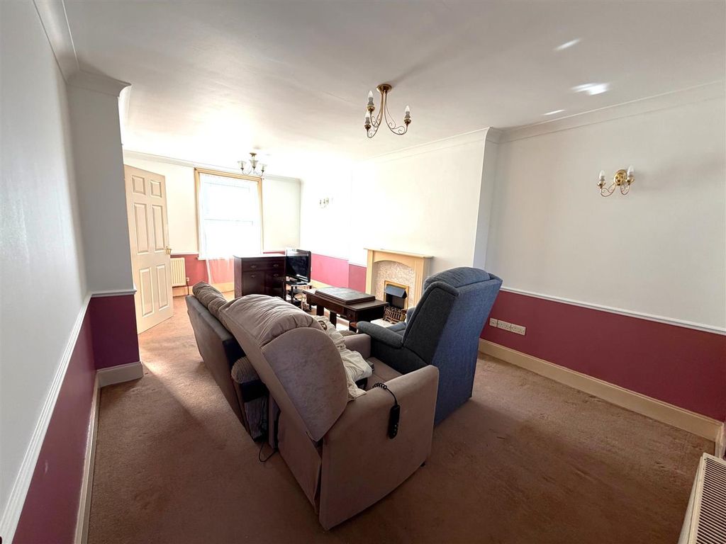 Property photo 3 of 10 4305 Lounge.Jpeg