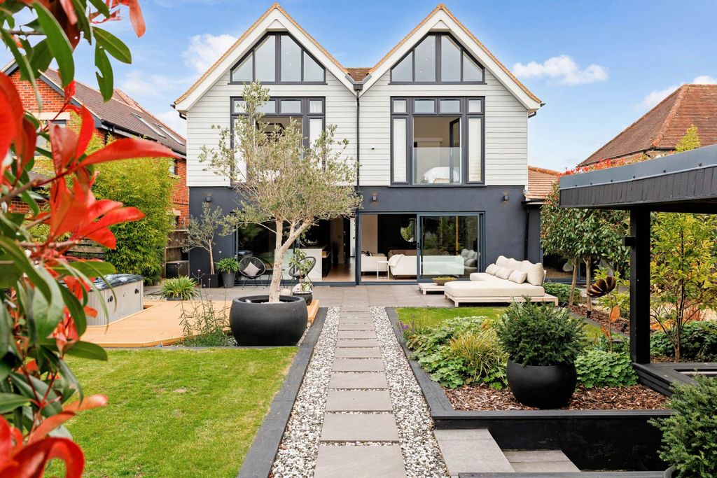 Property photo 2 of 36