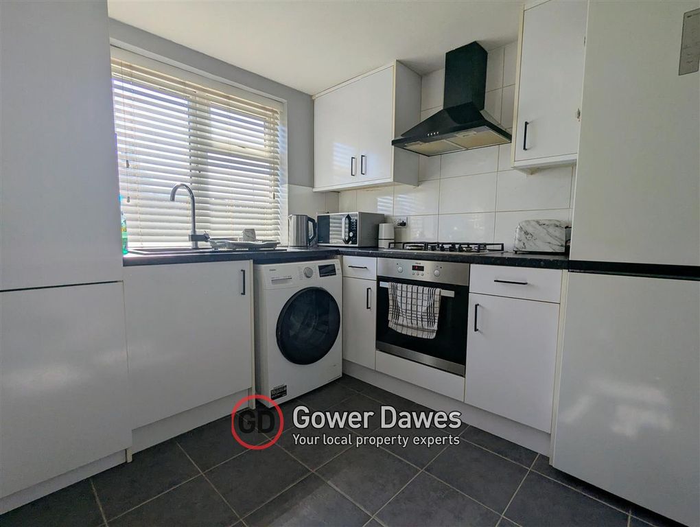 Property photo 3 of 10 Kitchen