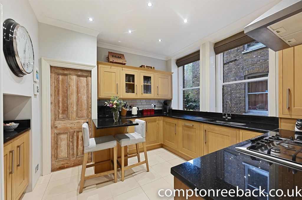 Property photo 2 of 12 Kitchen: