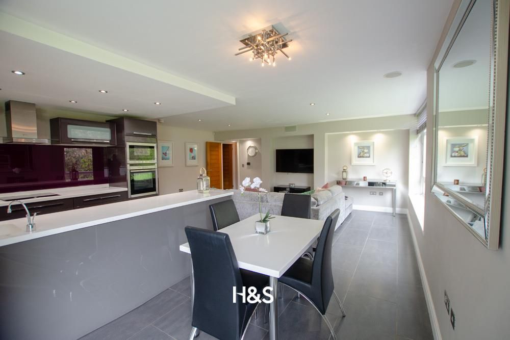 Property photo 2 of 11 Sapphire Dining 2.Jpg