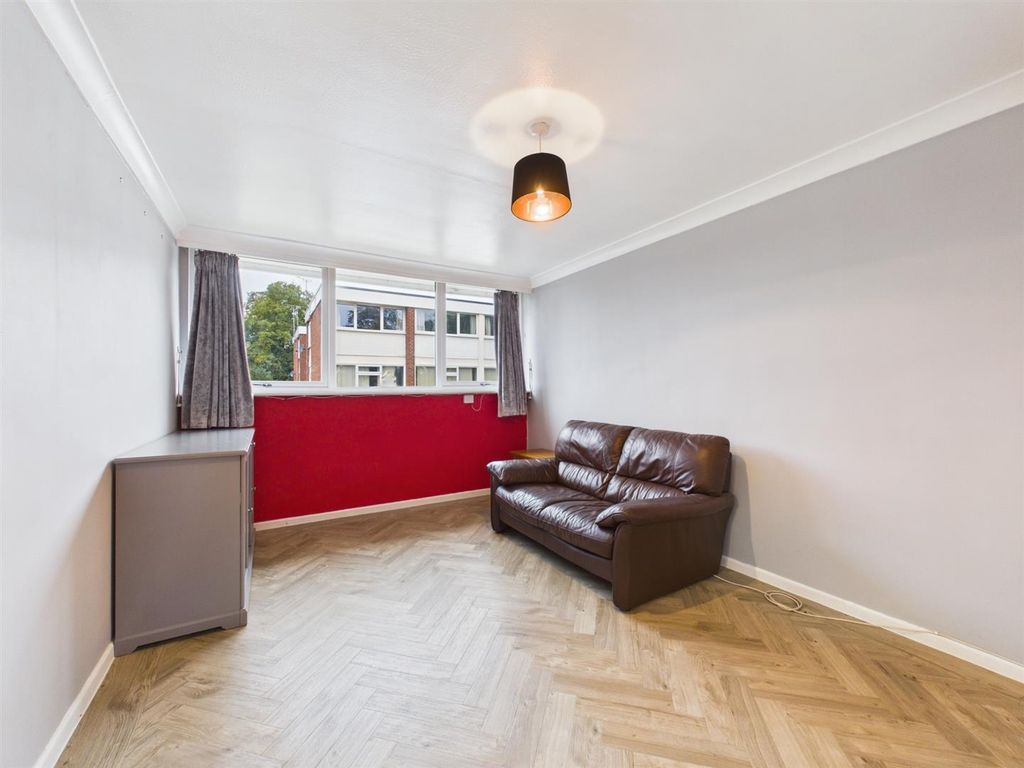 Property photo 3 of 10 Lounge