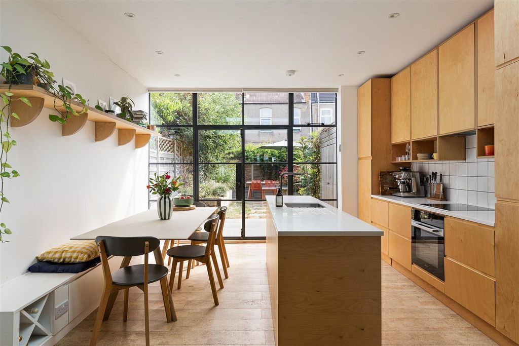 Property photo 3 of 27 Chatham Road, E17