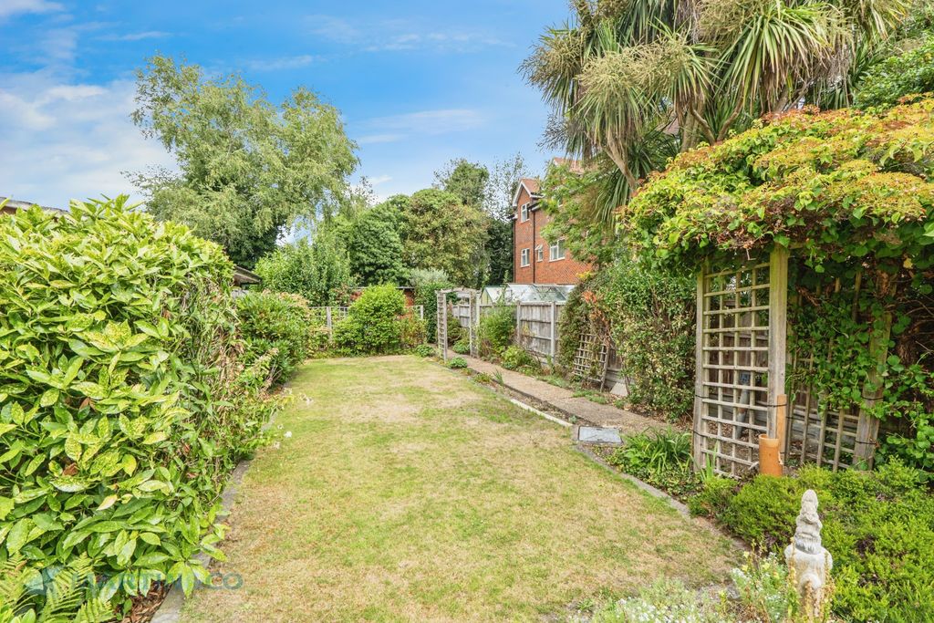 Property photo 3 of 18 Garden 1