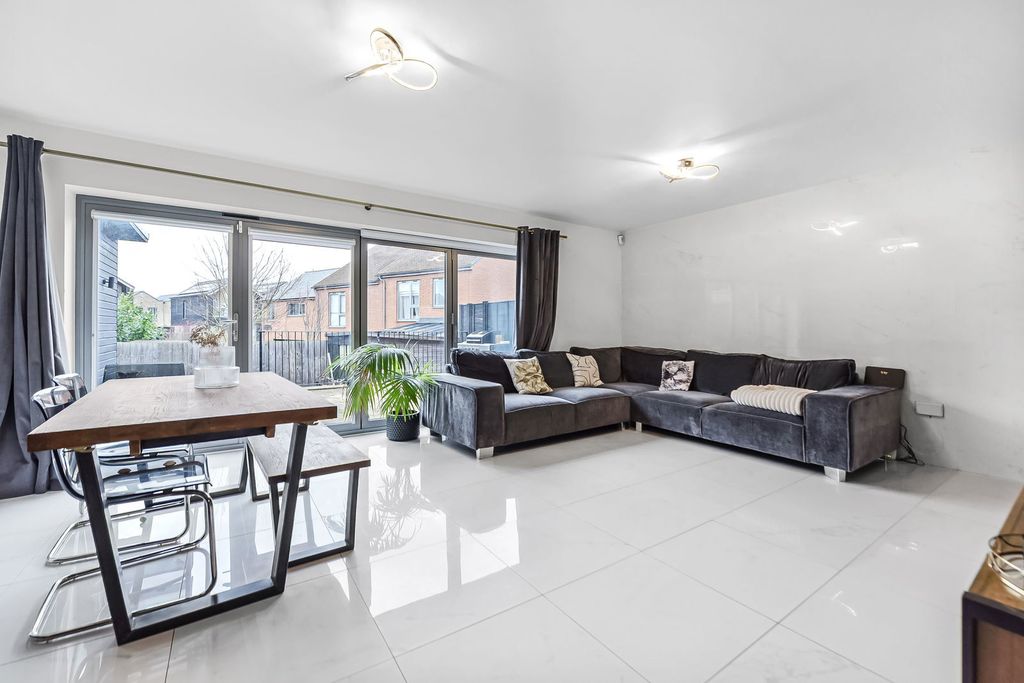 Property photo 1 of 32