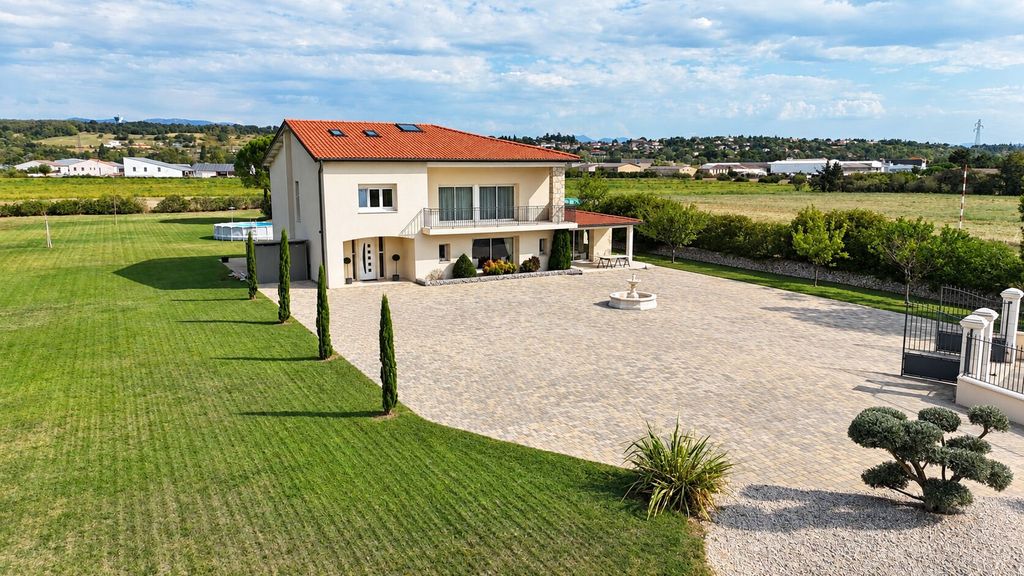 Property photo 1 of 18 Magnificent Renovated House Of 270 m² On A 5,030 m² Parcel