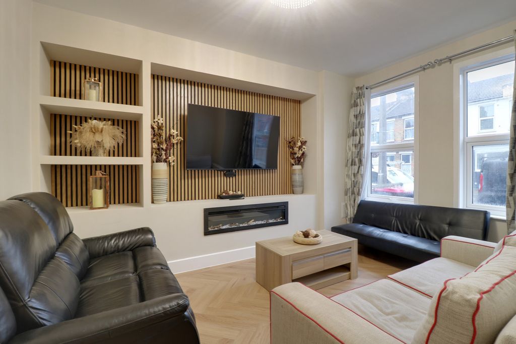 Property photo 3 of 19