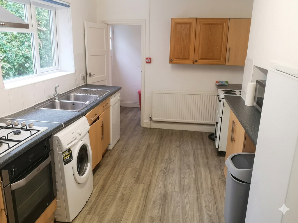 Property photo 2 of 8 Kitchen