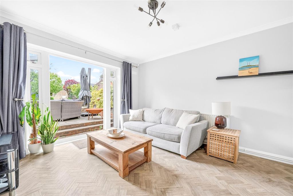 Property photo 2 of 33 Friday Hill West, E4