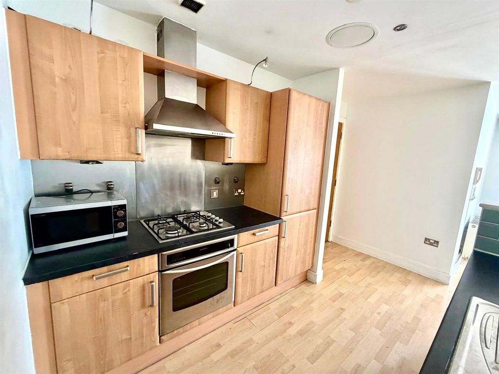 Property photo 3 of 19 Fitted Kitchen: