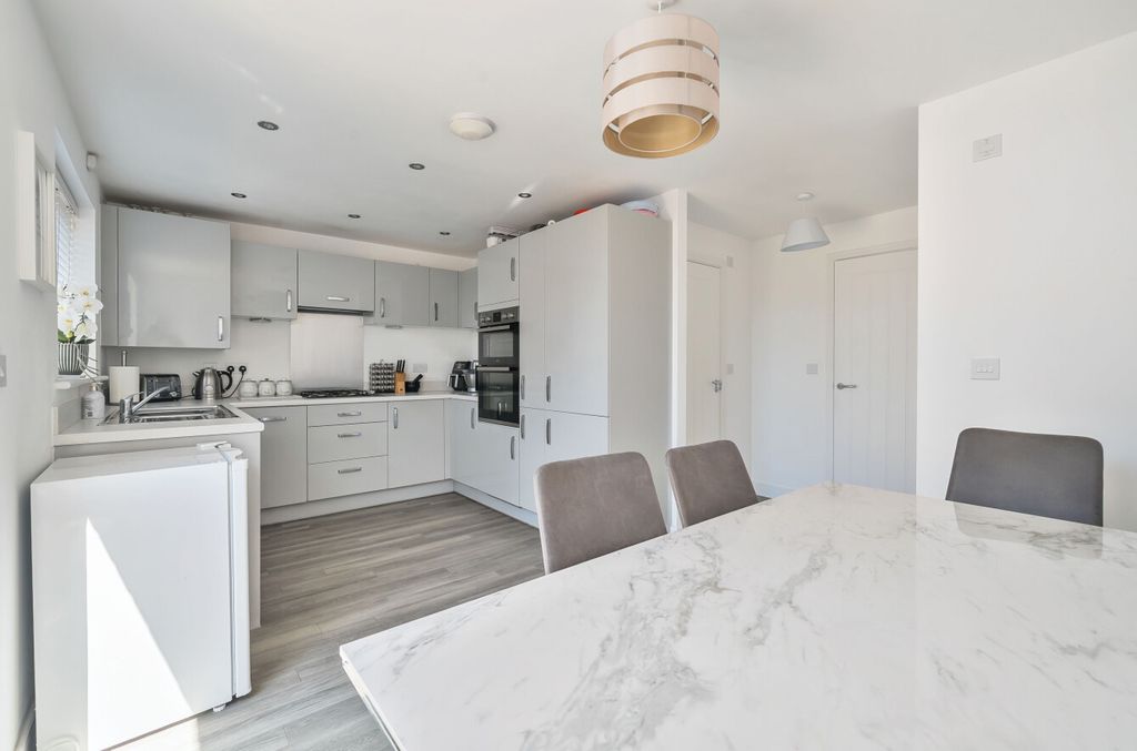 Property photo 3 of 11 1321627-26-686F92...