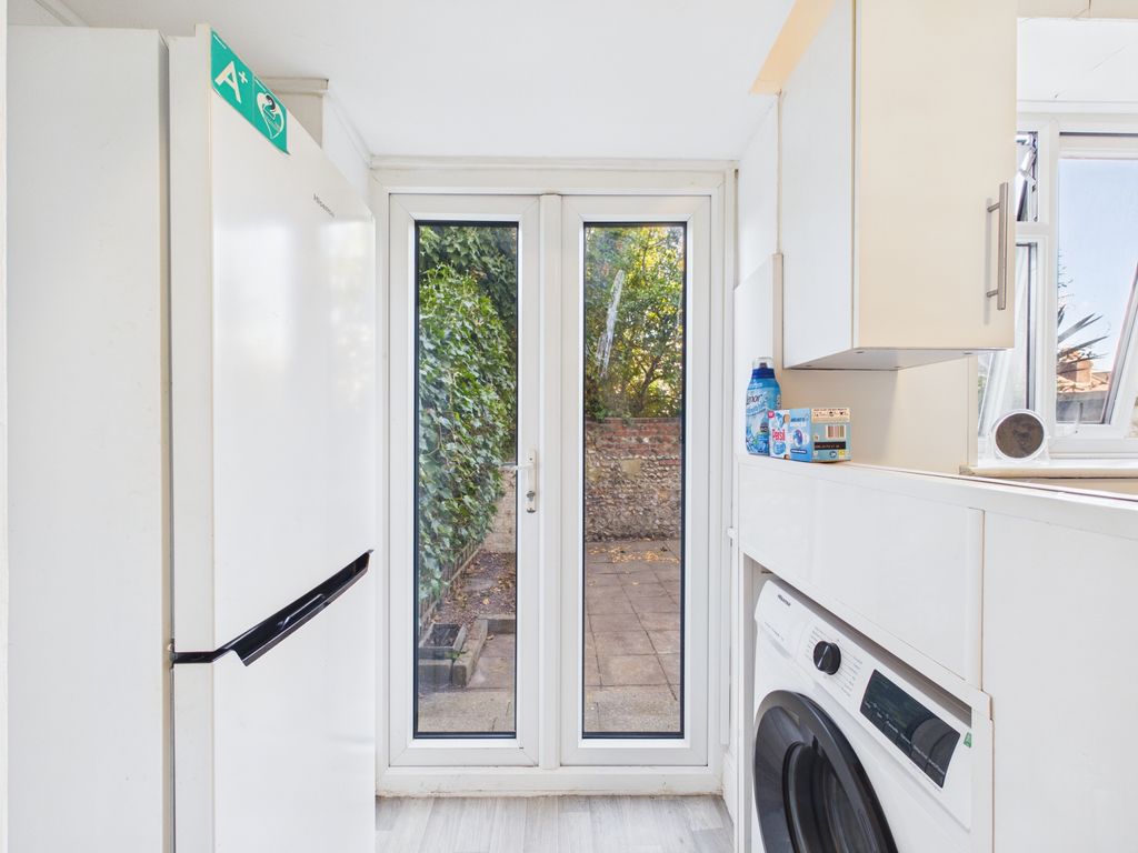 Property photo 3 of 10 Cam04693G0-Pr0126-Still009