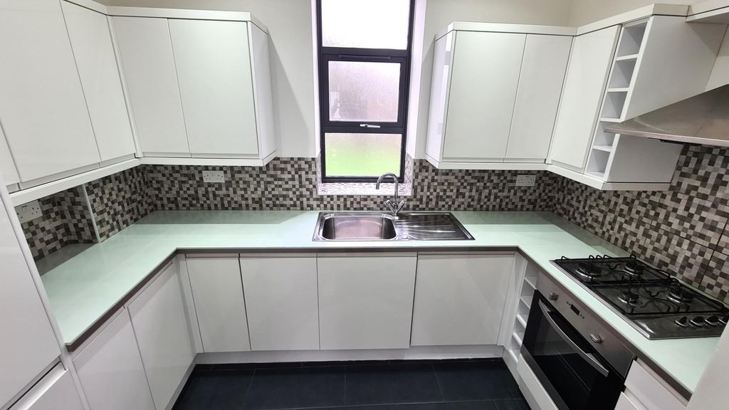 Property photo 3 of 25 Kitchen