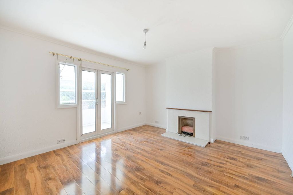 Property photo 3 of 11