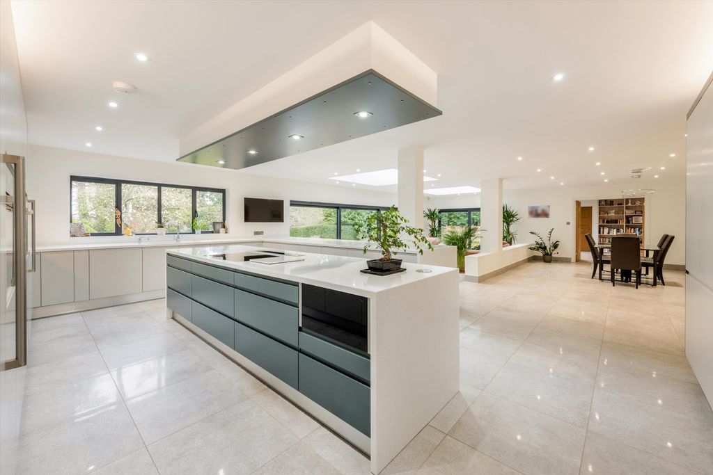 Property photo 2 of 17 Image