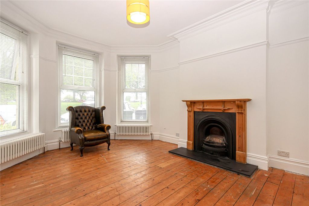 Property photo 2 of 21 Picture No. 17
