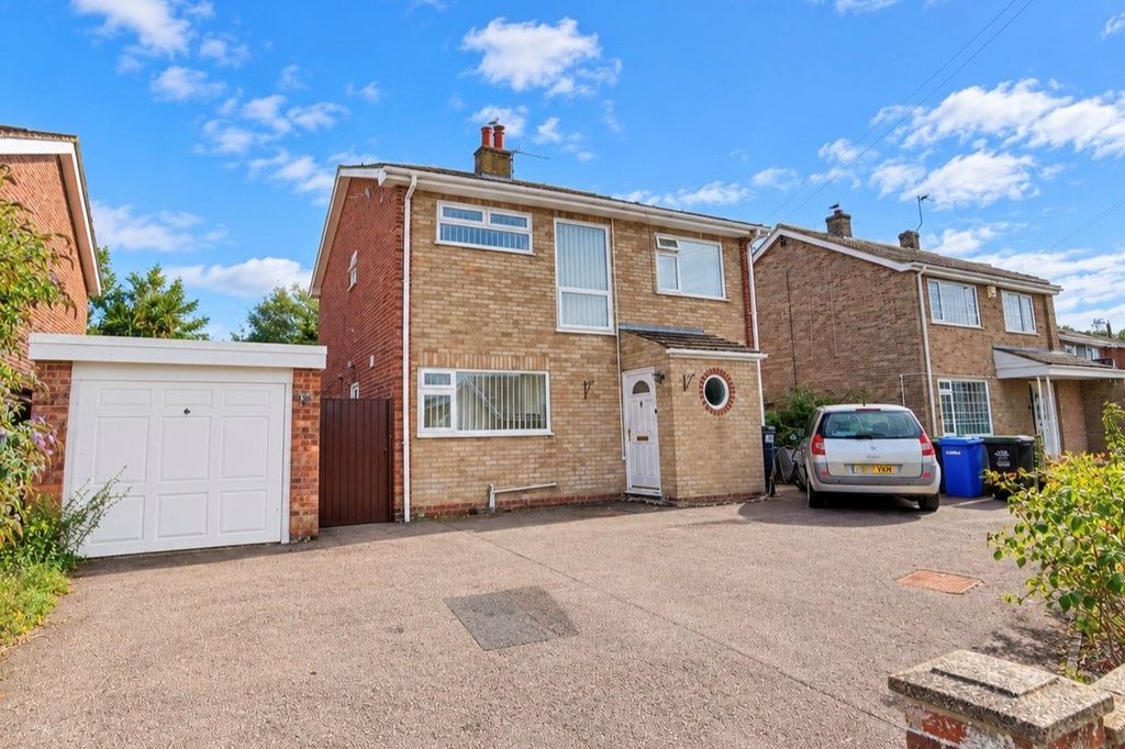Property photo 1 of 17 Fern Avenue, Oulton Broad