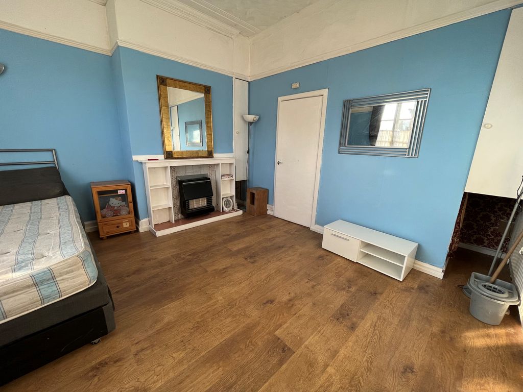 Property photo 3 of 10 Living Room