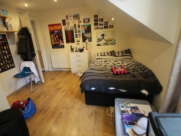 Property photo 1 of 20 A Well-Lit Spacious Bedroom With A Double Bed, Fea...