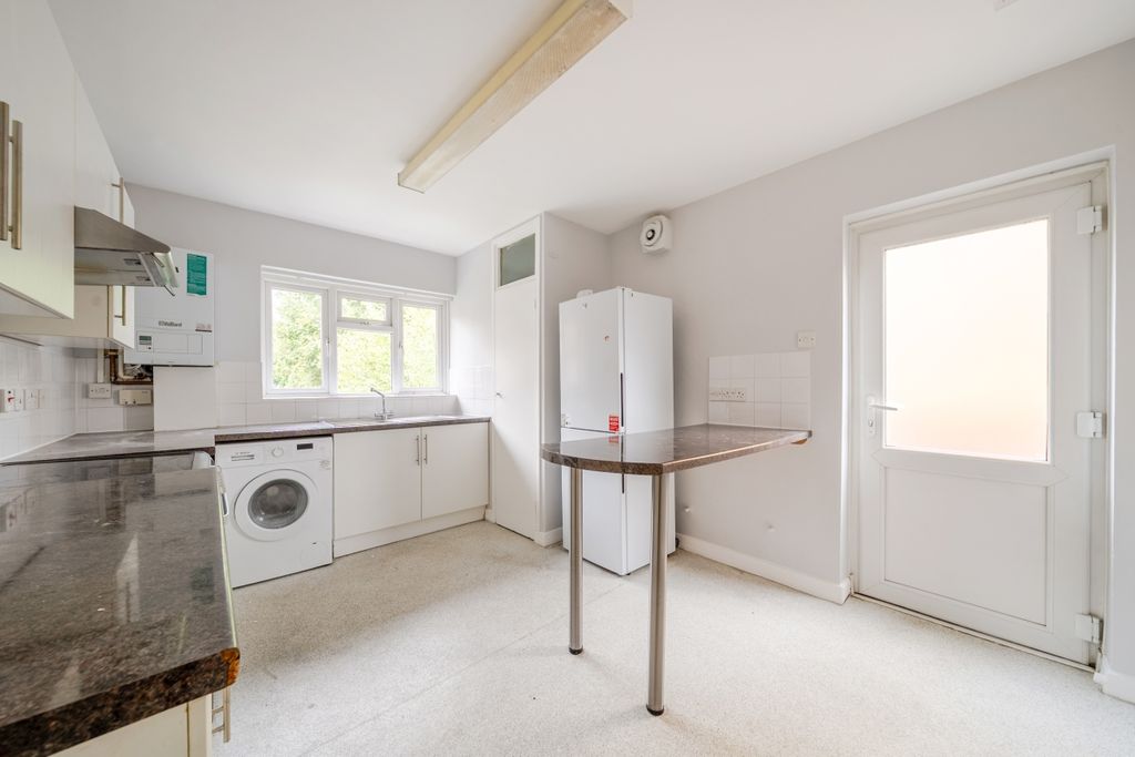 Property photo 2 of 12 1528181-10-6Abce3...