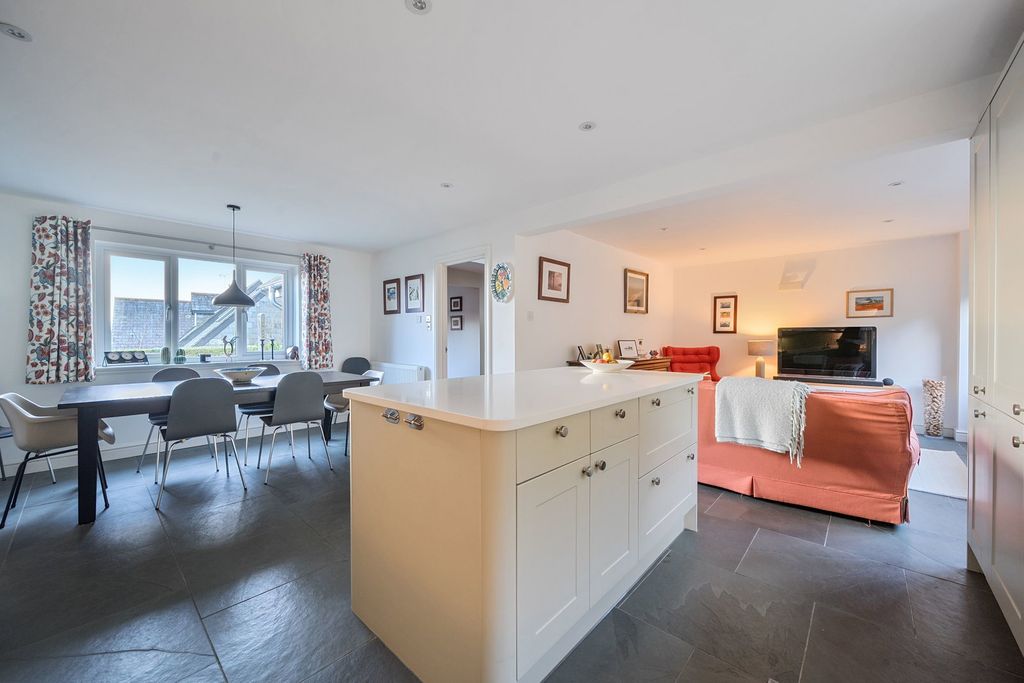 Property photo 2 of 31