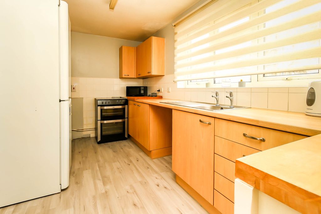 Property photo 3 of 8 Kitchen