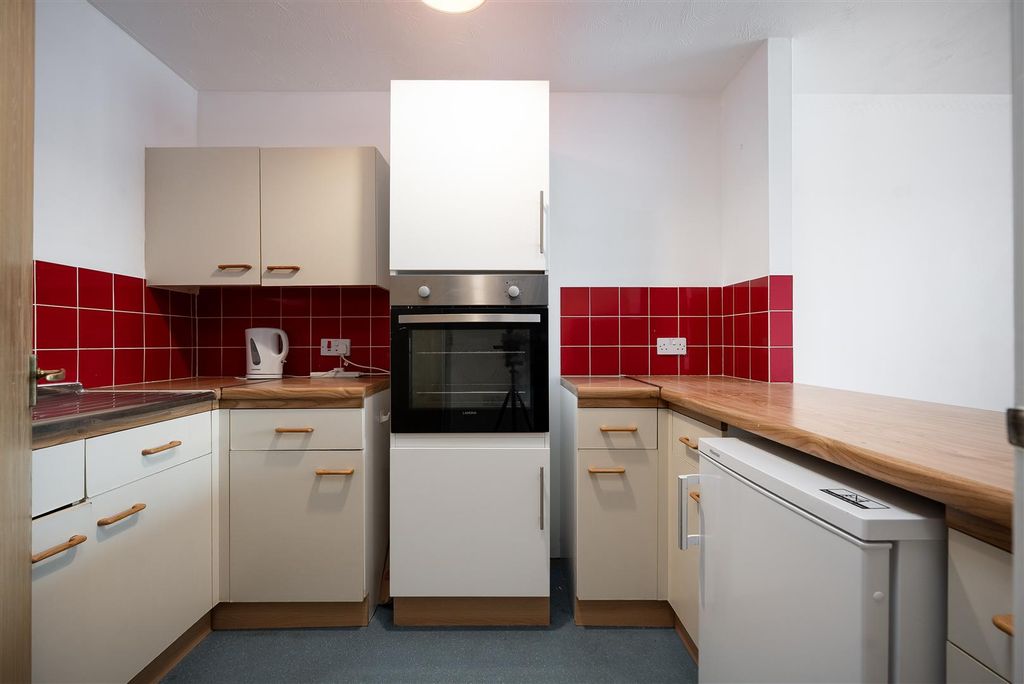 Property photo 3 of 10 Kitchen