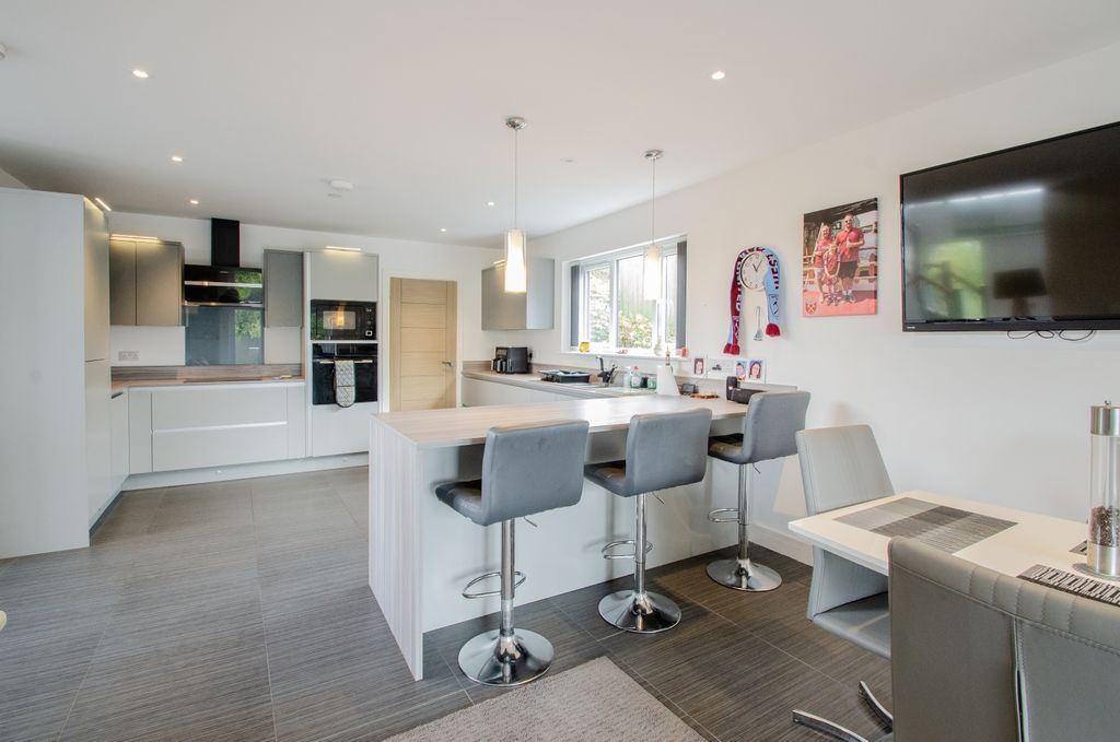 Property photo 2 of 23 Boleyn House Tps Bodmin 01208 74182-24