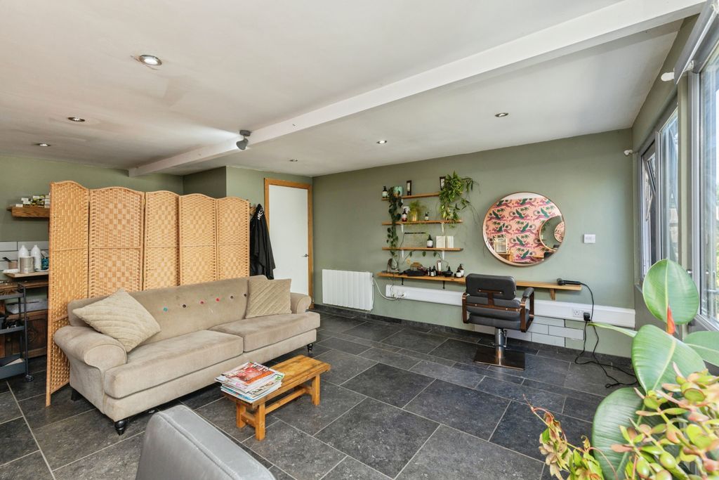 Property photo 2 of 20 Garden Office With WC