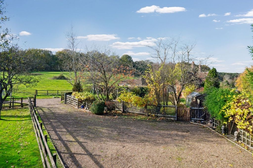 Property photo 3 of 21 Driveway
