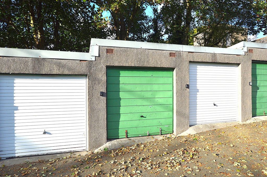 Property photo 1 of 2 Garage External