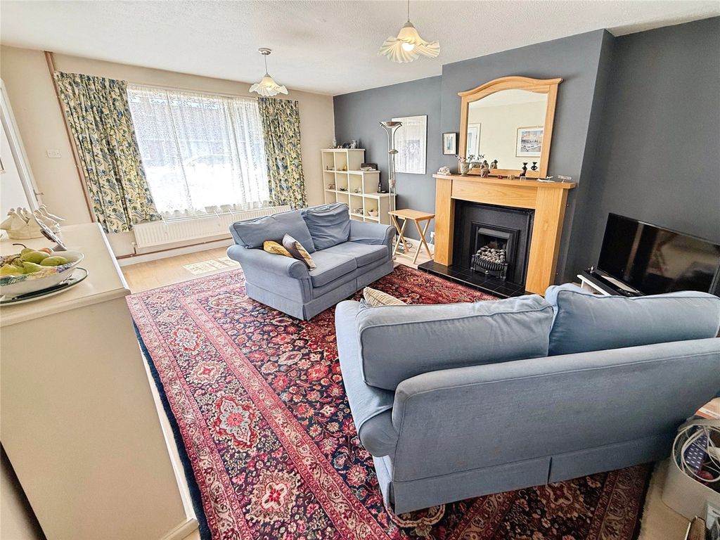 Property photo 3 of 18 Lounge