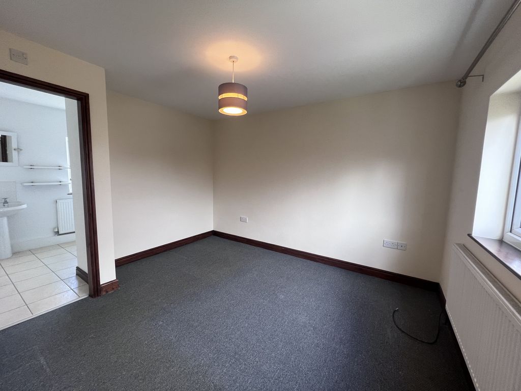 Property photo 2 of 5 Bedroom With Ensuite