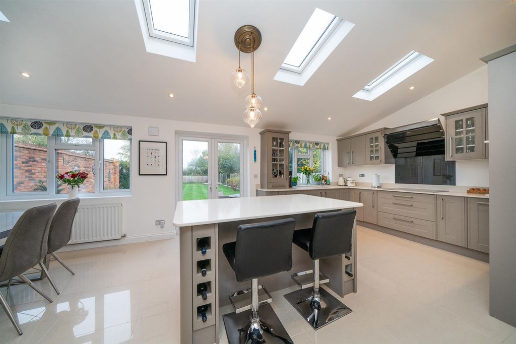 Property photo 2 of 34 146-Harpenden-Road-1014.Jpg