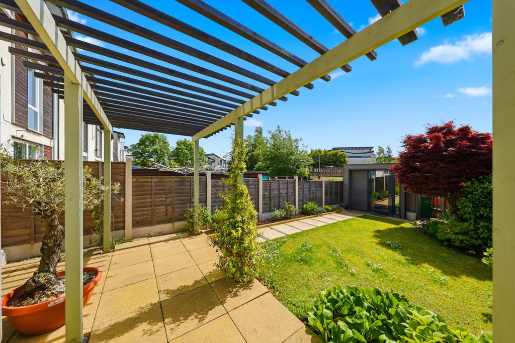 Property photo 1 of 31 Paxton Place, M11 3Nl
