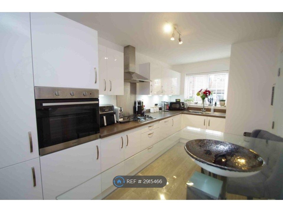 Property photo 3 of 13 Kitchen