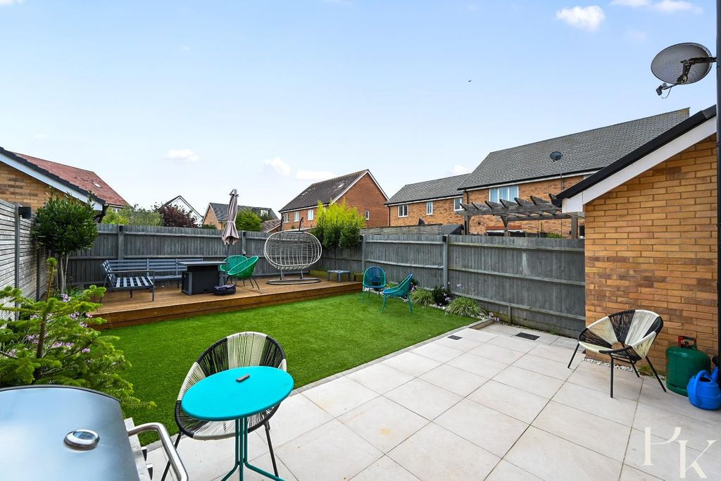 Property photo 1 of 21 9 Monarch Way, Bn43 (21).Jpg