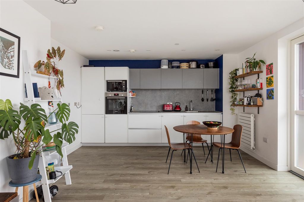 Property photo 3 of 25 Old Brewery Way, E17