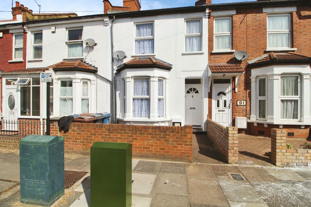 Property photo 1 of 25 Three Bedroom Terraced House For Rent
