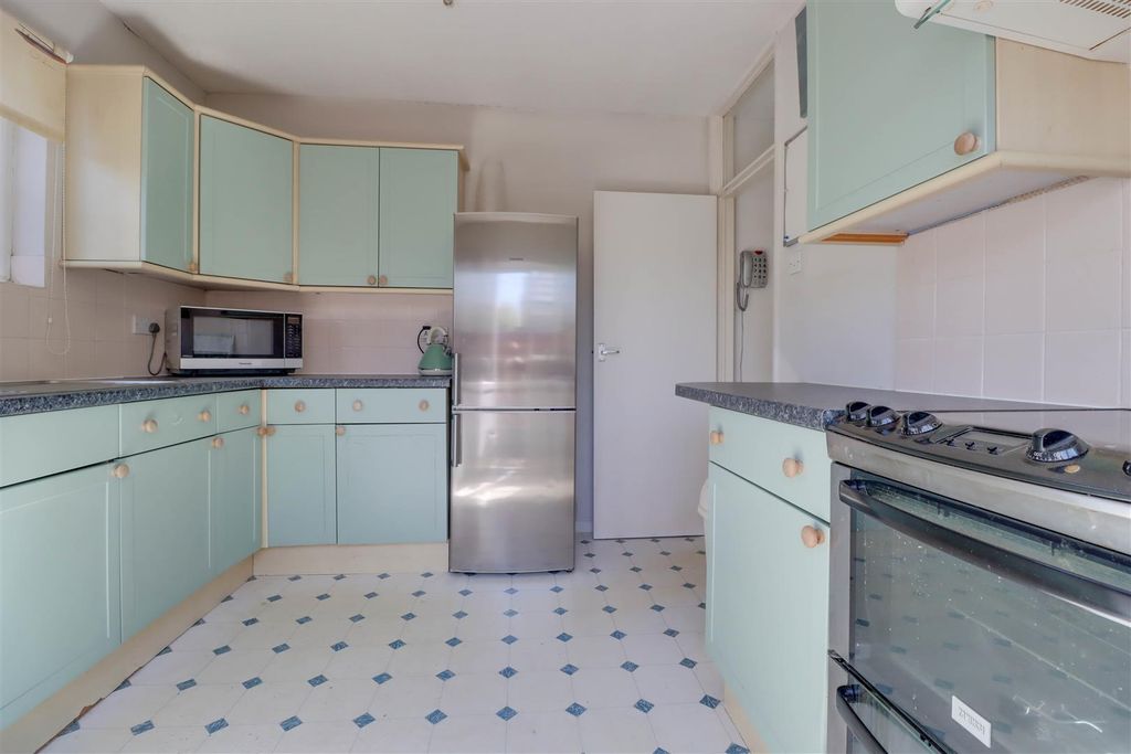 Property photo 2 of 16 90 Nevendon Road-4.Jpg